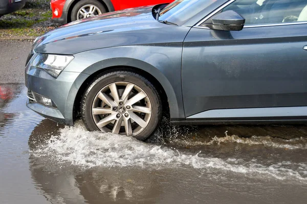 Kidderminister England October 2021 Water Splashing Car Drives Large Puddle — Stock Photo, Image