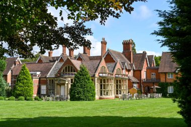 Basingstoke, İngiltere - Ağustos 2021: Audleys Wood Oteli 'nin dış manzarası ve Basingstoke arazisi