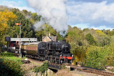 Highley, İngiltere - Ekim 2021 Severn Vadisi 'ndeki buharlı tren, Highley tren istasyonundan Kidderminster' a hareket ediyor.