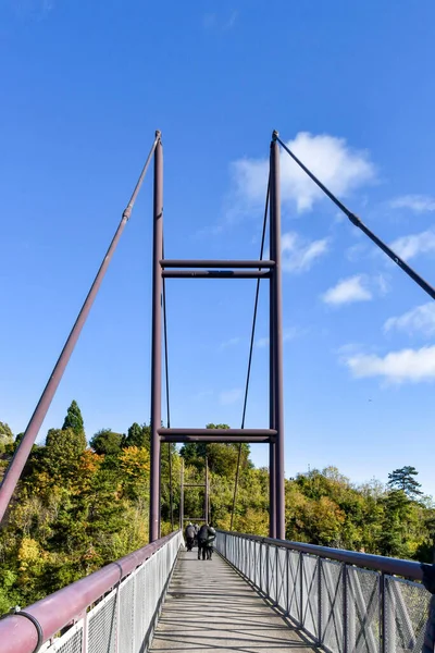 Bridgenorth Anglia Październik 2021 Osoby Przemierzające Most Wiszący Który Łączy — Zdjęcie stockowe