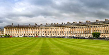 Bath, İngiltere - Ağustos 2021: The Royal Crescent in the City of Bath. Palladian mimarisinin önemli bir örneğidir..