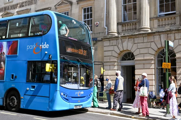 イングランドのバース 8月2021 バスの中心部にある公共サービスパークとライドバスに乗るためにキューイング人々 シャトルサービスは交通渋滞を緩和するように設計されています — ストック写真
