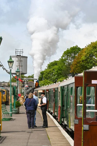 Swanage Inglaterra Junho 2021 Pessoas Prestes Entrar Trem Vapor Vintage — Fotografia de Stock