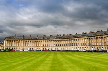 Bath, İngiltere - Ağustos 2021: The Royal Crescent in the City of Bath. Palladian mimarisinin önemli bir örneğidir..