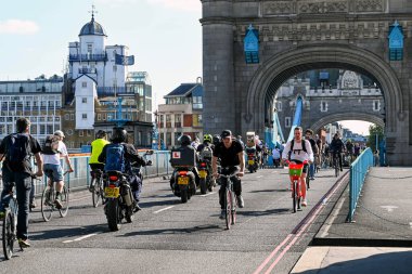 Londra, İngiltere - Ağustos 2021: İnsanlar Tower Bridge 'de bisiklet sürüyor ve motosiklet sürüyor