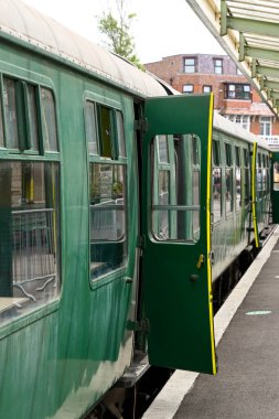 Swanage, İngiltere - Haziran 2021: Swanage tren istasyonunda eski bir vagonun kapısı