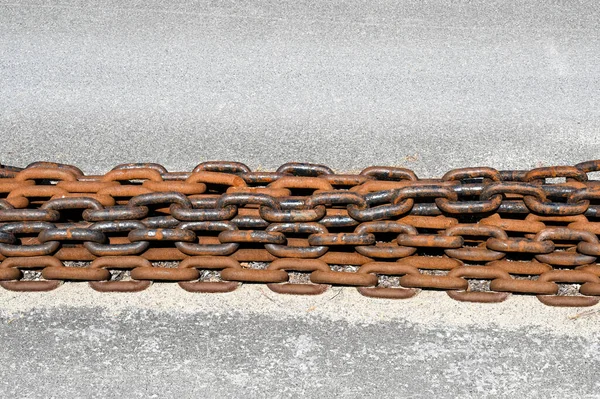 Heavy Iron Chains Rusted Surface People Copy Space — Stock Photo, Image