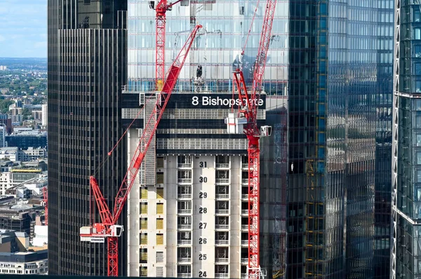 ロンドン イギリス 2021年8月 ロンドン中心部で新しい開発に取り組むタワークレーン — ストック写真