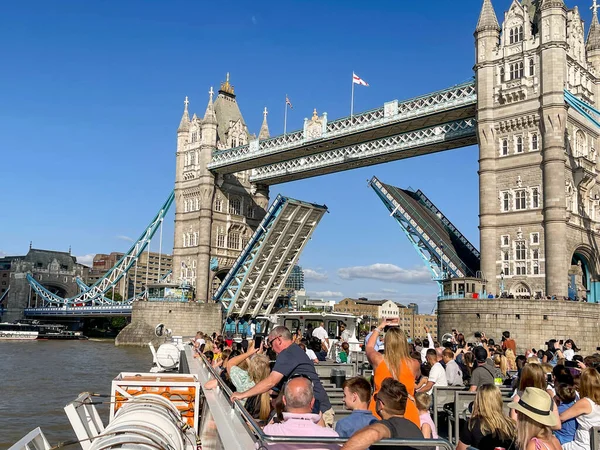 Londyn Anglia Sierpień 2021 Ludzie Turystycznej Łodzi Widokowej Patrzący Otwarcie — Zdjęcie stockowe
