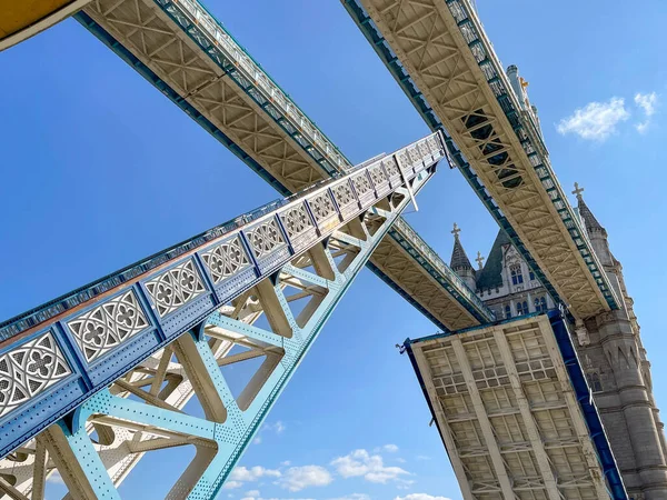 Londen Engeland Augustus 2021 Tower Bridge Opent Een Boot Langs — Stockfoto