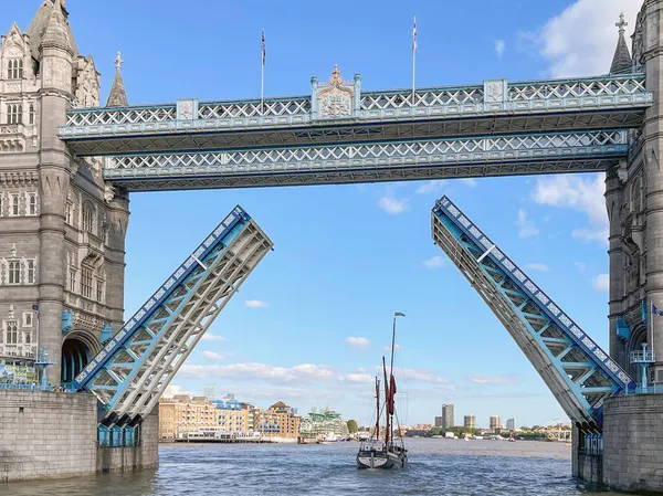 Londyn Anglia Sierpień 2021 Tower Bridge Otwarty Aby Pozwolić Jachtowi — Zdjęcie stockowe