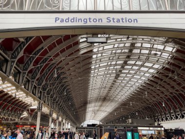 Londra, İngiltere - Ağustos 2021: Londra Paddington tren istasyonunun girişinin üstünü imzalayın