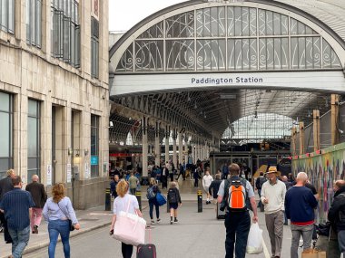 Londra, İngiltere - Ağustos 2021: İnsanlar Londra Paddington tren istasyonunun girişine giriyor