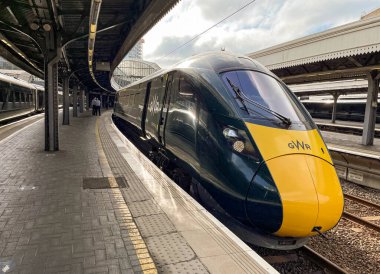 Londra, İngiltere - Ağustos 2021: Londra Paddington tren istasyonunun yanındaki yüksek hızlı tren