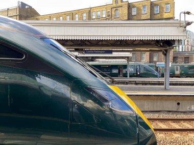 Londra, İngiltere - Ağustos 2021: Londra Paddington tren istasyonunda yüksek hızlı bir trenin önü