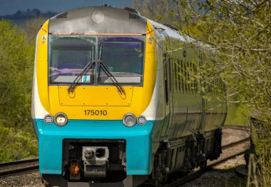 Cardiff, Wales - Mayıs 2018: Cardiff 'in varoşlarına hızla yaklaşan dizel banliyö treni