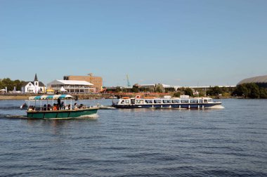 Cardiff Körfezi, Galler - Ağustos 2017: İki küçük yolcu feribotu kardiyoff körfezinden geçerek şehre gelen ziyaretçilerle birlikte.