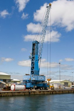 Poole, Dorset, İngiltere - Haziran 2021: Poole limanında büyük mobil vinç.