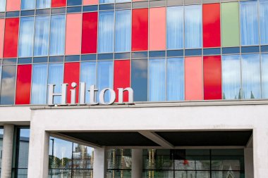 Bournemouth, İngiltere - Haziran 2021: Hilton Hotel 'in şehir merkezindeki girişinin dış görünümü