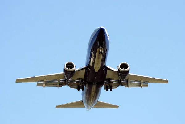 Avión Pasajeros Moderno Sobre Cabeza Aproximación Final Para Aterrizaje — Foto de Stock