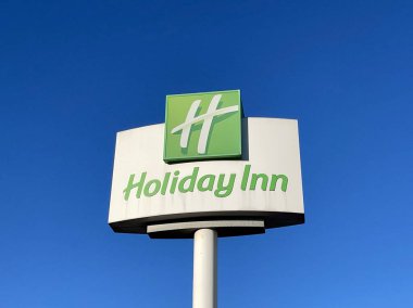 Birmingham, İngiltere - Kasım 2021: Birmingham Uluslararası Havalimanı 'ndaki Holiday Inn Oteli' nin önündeki büyük tabela