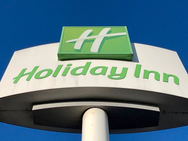Birmingham, İngiltere - Kasım 2021: Birmingham Uluslararası Havalimanı 'ndaki Holiday Inn Oteli' nin önündeki büyük tabela