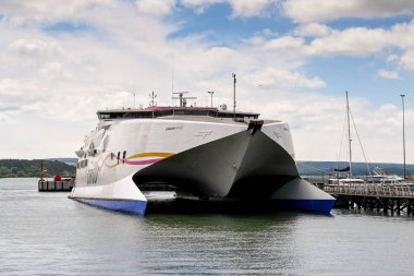 Poole Limanı, Dorset, İngiltere - Haziran 2021: Büyük katamaran yolcu ve feribot Poole Limanı 'nda demirli. Gemi Akbaba Hattı tarafından işletiliyor.
