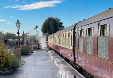 Kidderminster, İngiltere - Ekim 2021 Severn Vadisi Demiryolu 'ndaki bir buharlı trende antika demiryolu vagonları. Yağmur yağdıktan sonra arabalar ıslanır.