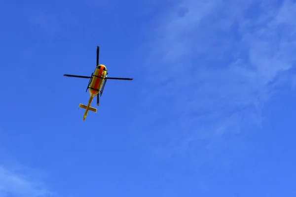 Jelöletlen Helikopter Repül Felettünk Kék Felé Nincsenek Emberek Fénymásolási Hely — Stock Fotó