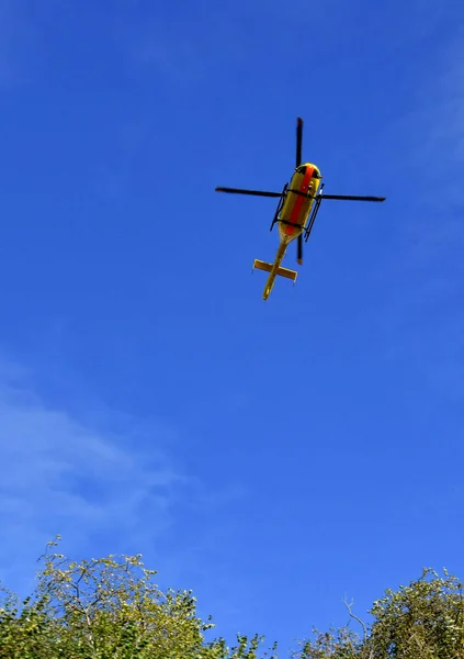 Unmarkierter Hubschrauber Fliegt Kopfüber Gegen Einen Tiefblauen Himmel Kein Volk — Stockfoto