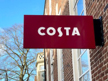 Cardiff, Wales - Aralık 2021 Kosta kahve dükkanları zincirinin bir şubesinin girişinin üstünü imzala