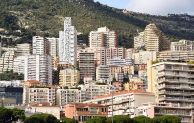 Monako, Avrupa - Ocak 2018: Monako limanının üzerinde apartman blokları ve kuleleri bulunan Danimarka nüfuslu bölge