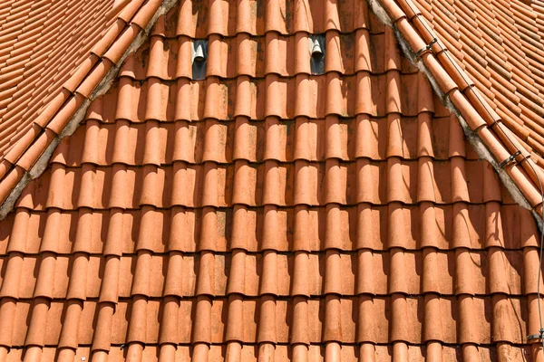 Шаблоны Образованные Оранжевой Плиткой Крыше Здания Людей — стоковое фото