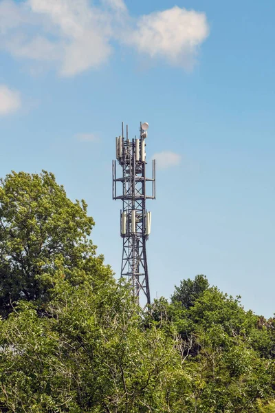 Pontypridd Wales Juli 2018 Mobilfunkmast Einem Feld Hinter Einer Baumreihe — Stockfoto