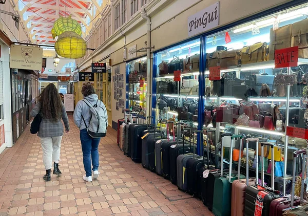Oxford England June 2021 People Walking Shop Selling Suitcases Indoor — Photo