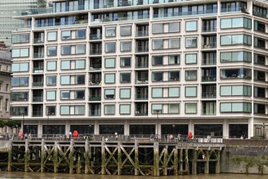 Londra, İngiltere - Haziran 2021: Londra şehir merkezindeki Thames Nehri 'ne bakan bir apartmanın dış görünümü.