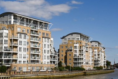 Londra, İngiltere - Haziran 2021: Londra şehir merkezindeki Thames Nehri 'ne bakan apartman bloklarının dış görünümü