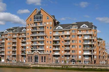 Londra, İngiltere - Haziran 2021: Londra şehir merkezindeki Thames Nehri 'ne tepeden bakan bir apartman bloğundaki balkonlar