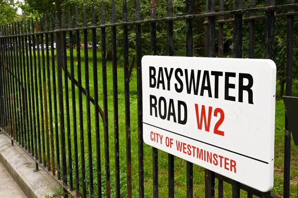 Londra, İngiltere - Haziran 2021: Batı Londra 'nın merkezinden geçen bir ana yol olan Bayswater Yolu' ndaki bir levhanın kapatılması