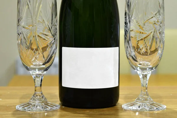 Dois Copos Cristal Vazios Para Champanhe Com Uma Garrafa Sem — Fotografia de Stock