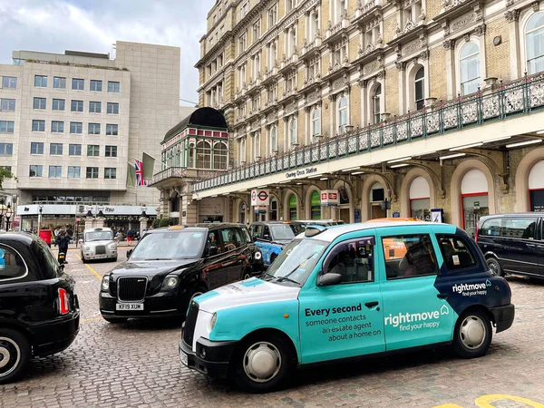 London England June 2020 Taxis Queuing Leave Forecourt Charing Cross — Stock Photo, Image