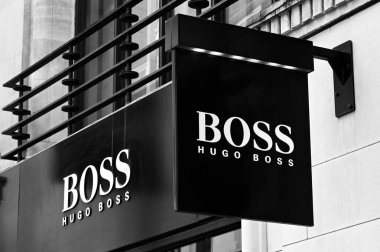 Londra, İngiltere - Haziran 2020: New Bond Caddesi 'ndeki Hugo Boss tasarımcı mağazasının girişinin üzerinde imza.
