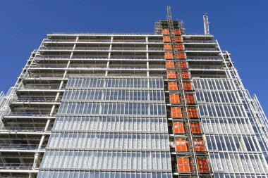 Londra, İngiltere - Haziran 2020: İnşaat halindeki yüksek yeni bir binanın dış asansörü