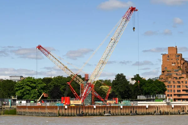 Londra Inghilterra Giugno 2020 Gru Pesanti Che Lavorano Sulle Sponde — Foto Stock