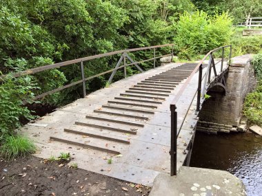 Aberdare, Galler - Ağustos 2017: 1811 yılında inşa edilen Cynon Nehri üzerindeki dökme demir tramvay yolu köprüsü dünyanın en eski demiryolu köprülerinden biridir.