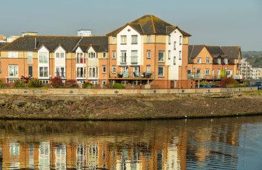 Penarth, Cardiff Körfezi, Galler - Mayıs 2018: Cardiff Körfezi 'ndeki evler ve apartmanlar. Daha fazla ev bölgenin yenilenmesinin önemli bir parçasıydı..