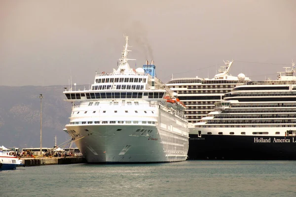 ギリシャのコルフ 8月2013 地中海周辺の十字軍のための人気のある寄港地であるコルフ港にドッキングされたクルーズ船 — ストック写真