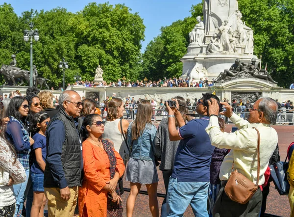 Londýn Anglie Červenec 2018 Turisté Fotí Před Buckinghamským Palácem Centru — Stock fotografie