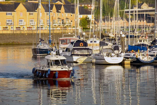 Cardiff Bay Wales 2018 Ein Kleines Fischerboot Macht Sich Morgenlicht — Stockfoto