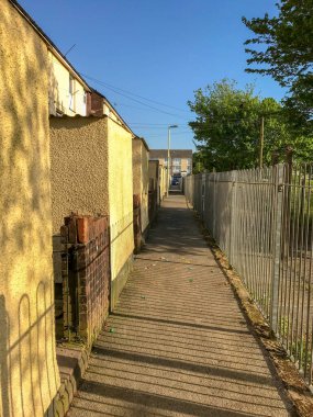 Pontypridd, Galler - Mayıs 2018: Kasaba dışındaki bir konut arazisindeki apartman blokları arasındaki dar patika. 